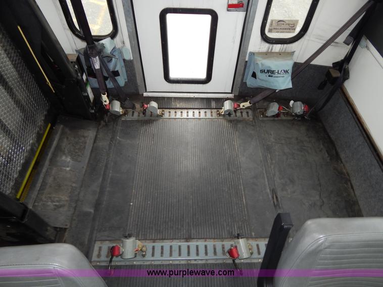 image for item I4684 2002 Ford Econoline E450 Braun bus