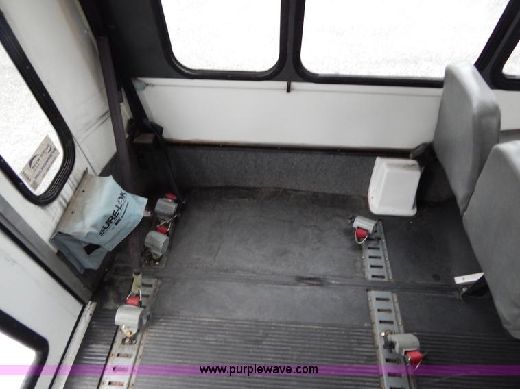 image for item I4684 2002 Ford Econoline E450 Braun bus