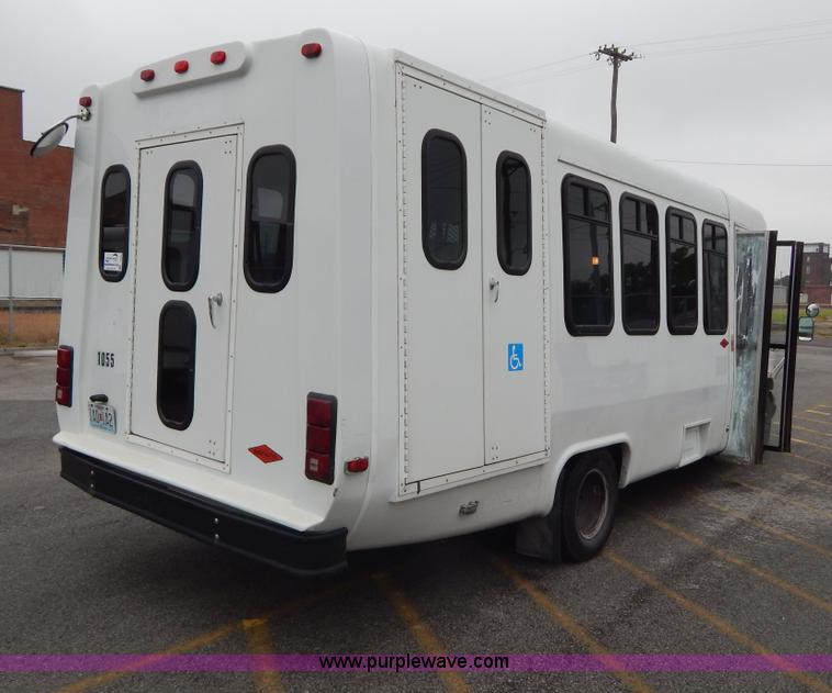 image for item I4685 2001 Ford Econoline E450 Diamond Coach bus