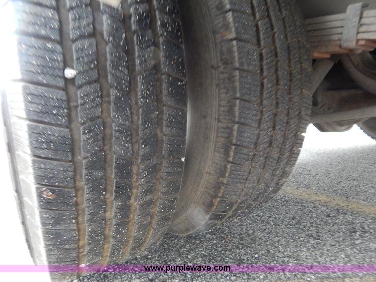 image for item I4685 2001 Ford Econoline E450 Diamond Coach bus