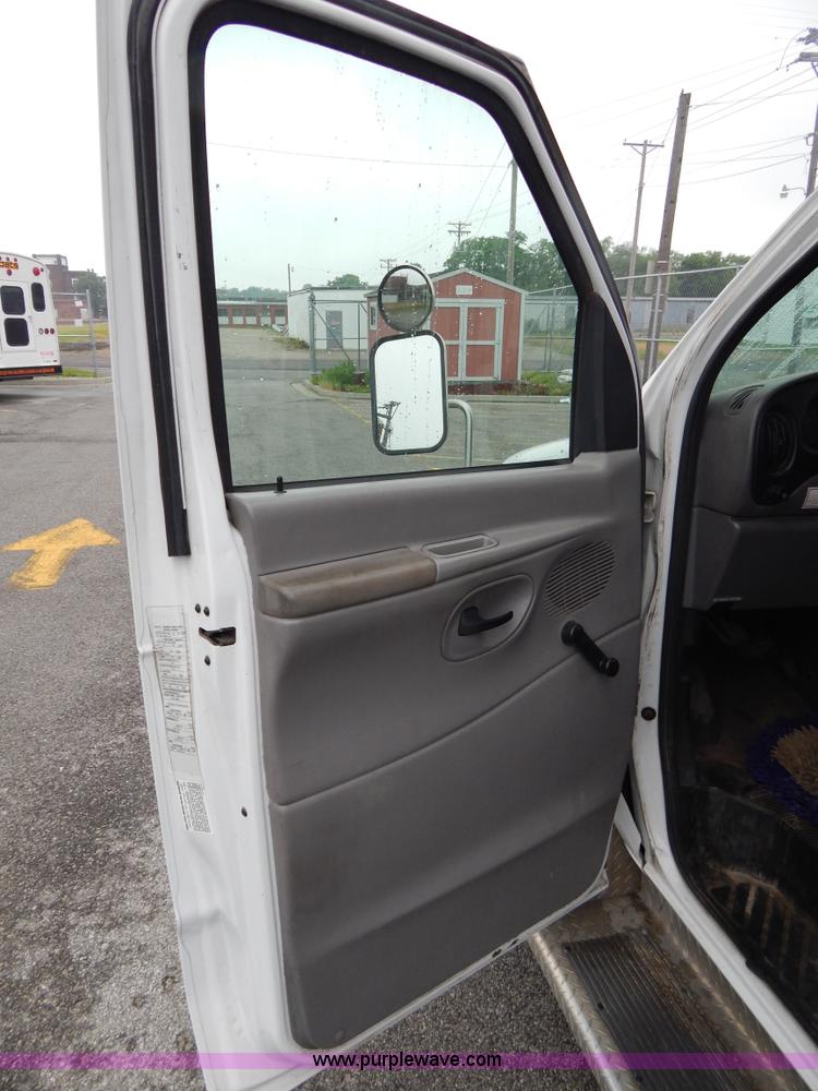 image for item I4685 2001 Ford Econoline E450 Diamond Coach bus
