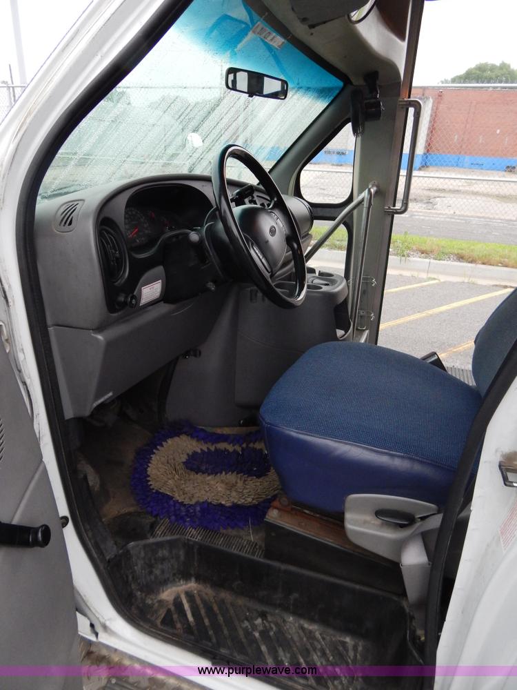 image for item I4685 2001 Ford Econoline E450 Diamond Coach bus