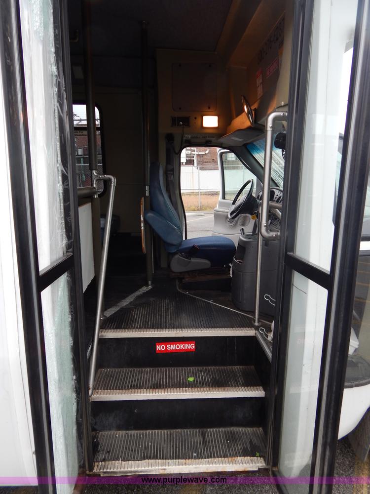 image for item I4685 2001 Ford Econoline E450 Diamond Coach bus