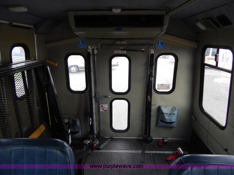 image for item I4685 2001 Ford Econoline E450 Diamond Coach bus