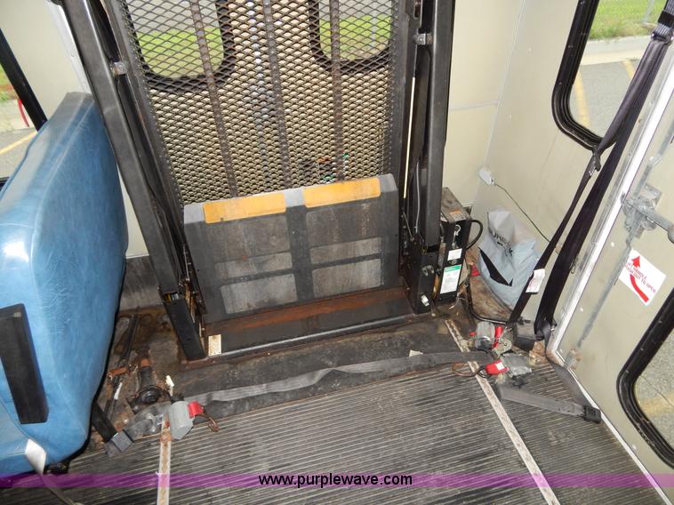 image for item I4685 2001 Ford Econoline E450 Diamond Coach bus