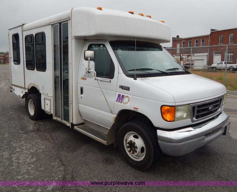 image for item I4686 2003 Ford E350 Goshen bus