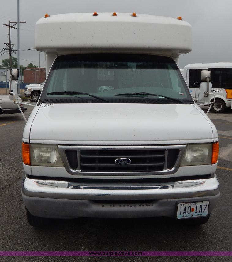 image for item I4686 2003 Ford E350 Goshen bus