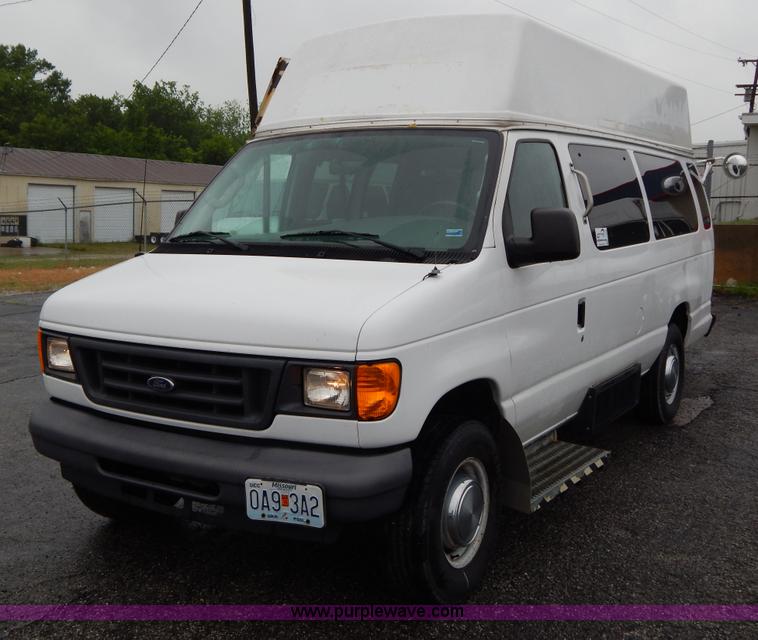 image for item I4688 2005 Ford E350 van