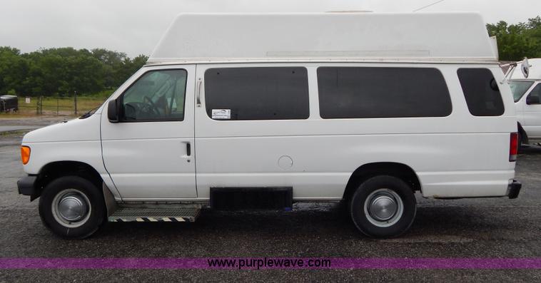 image for item I4688 2005 Ford E350 van
