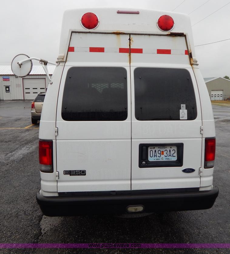 image for item I4688 2005 Ford E350 van