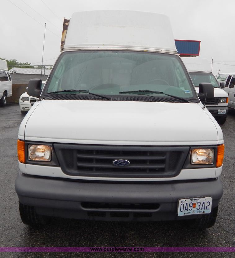 image for item I4688 2005 Ford E350 van