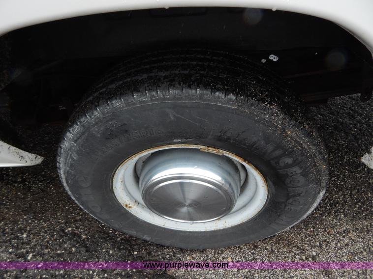 image for item I4688 2005 Ford E350 van