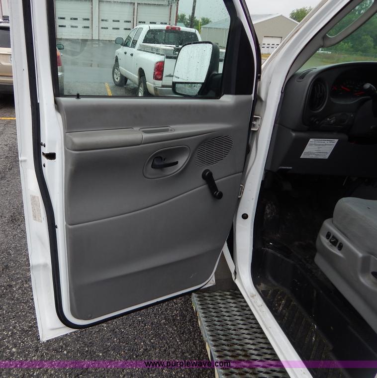 image for item I4688 2005 Ford E350 van