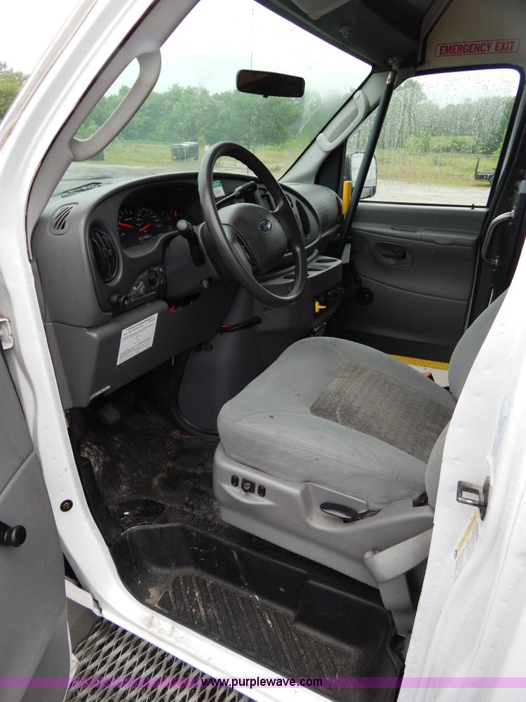 image for item I4688 2005 Ford E350 van