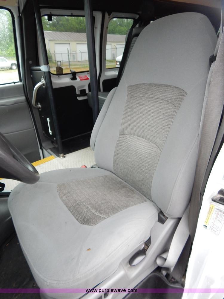 image for item I4688 2005 Ford E350 van