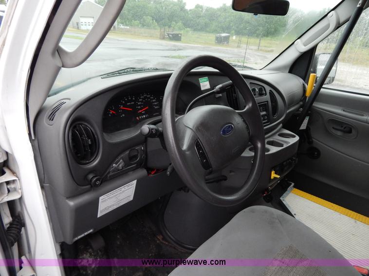 image for item I4688 2005 Ford E350 van