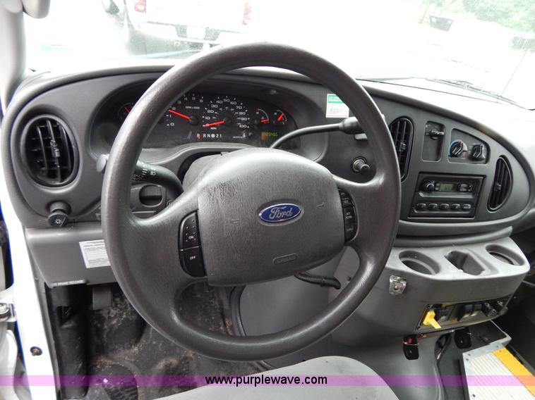 image for item I4688 2005 Ford E350 van