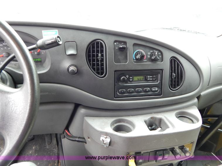 image for item I4688 2005 Ford E350 van