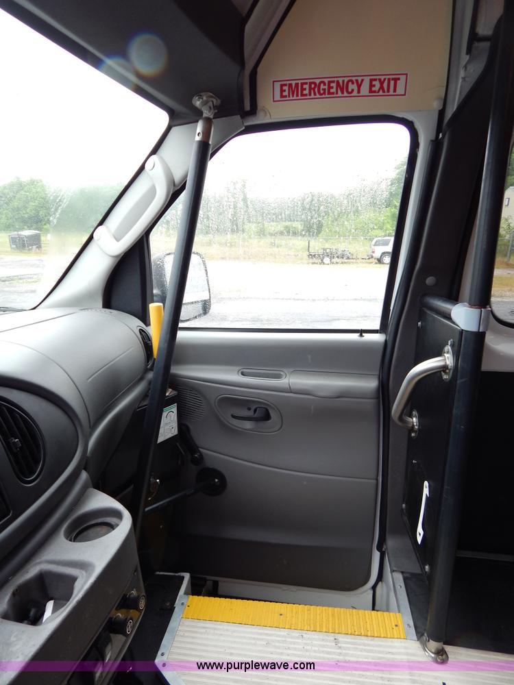 image for item I4688 2005 Ford E350 van