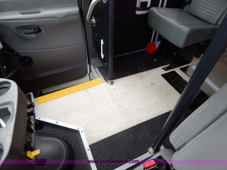 image for item I4688 2005 Ford E350 van