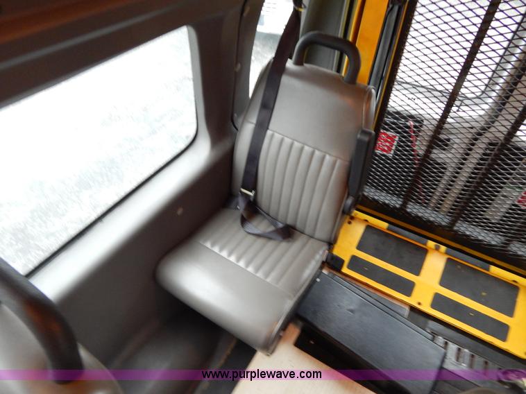 image for item I4688 2005 Ford E350 van