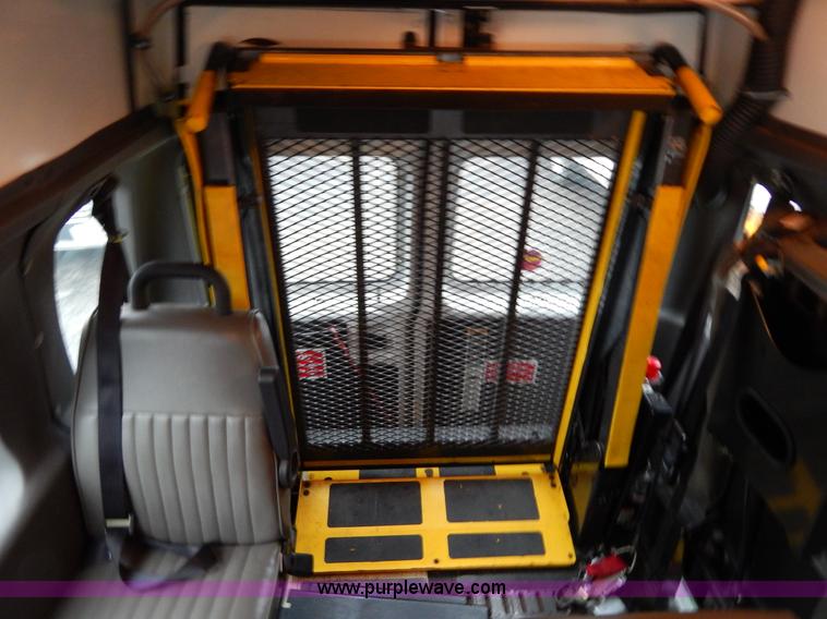 image for item I4688 2005 Ford E350 van