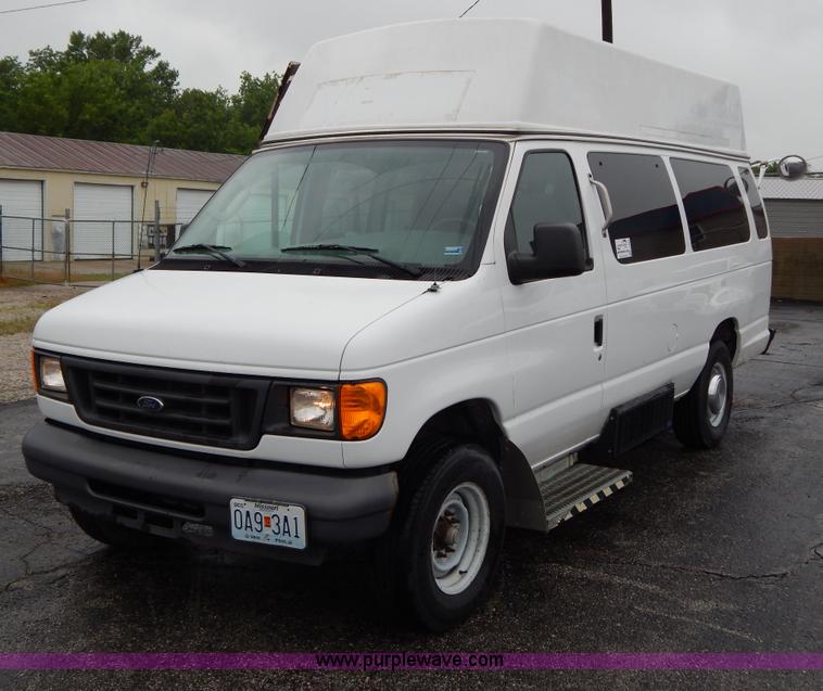 image for item I4689 2005 Ford E350 van