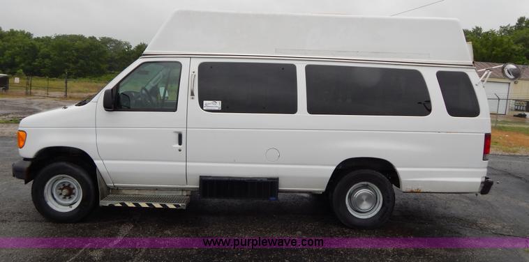 image for item I4689 2005 Ford E350 van