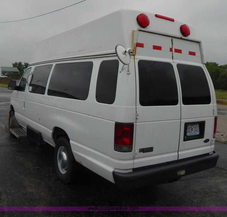 image for item I4689 2005 Ford E350 van