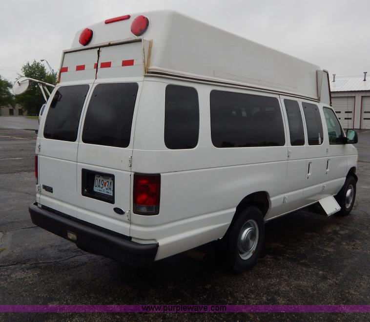 image for item I4689 2005 Ford E350 van