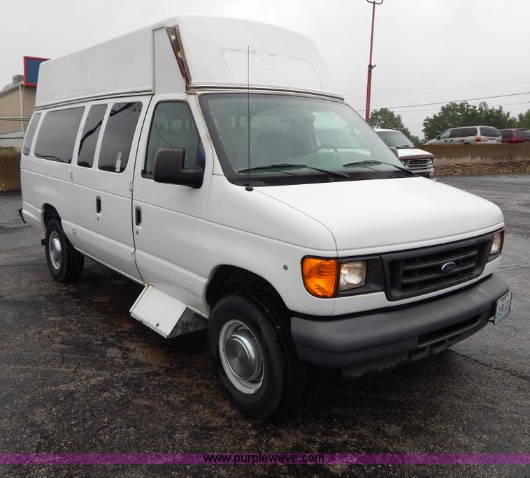 image for item I4689 2005 Ford E350 van