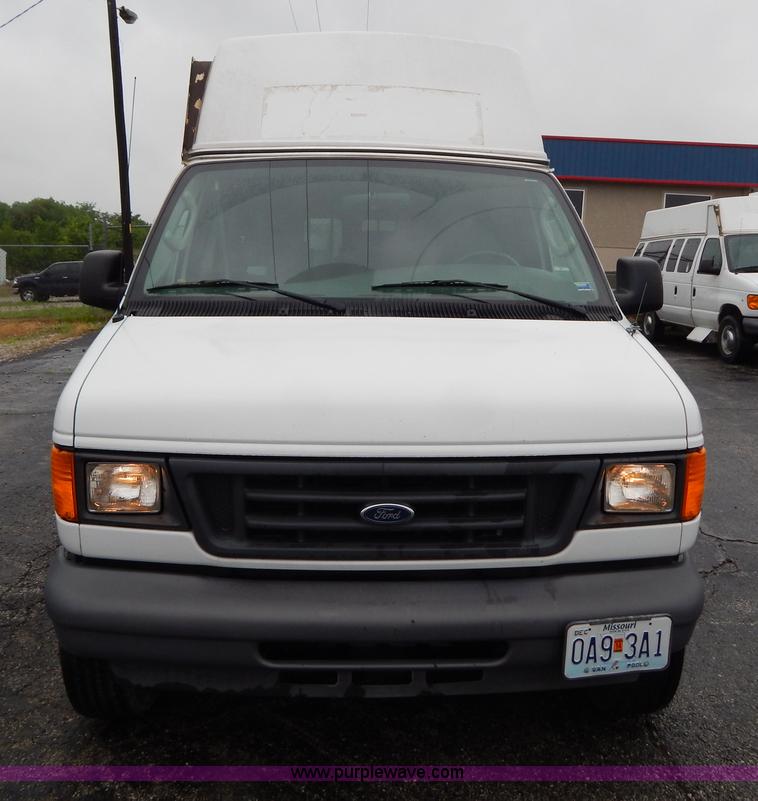 image for item I4689 2005 Ford E350 van