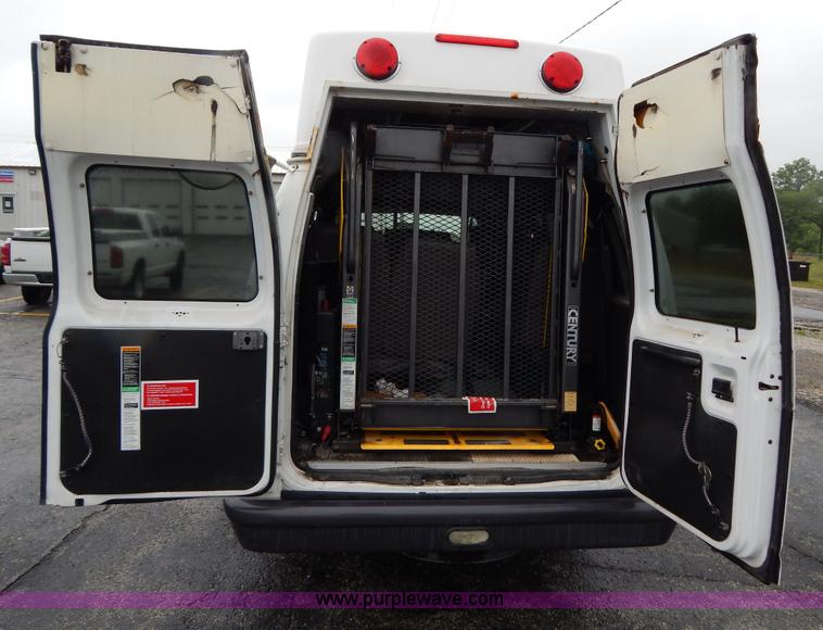 image for item I4689 2005 Ford E350 van
