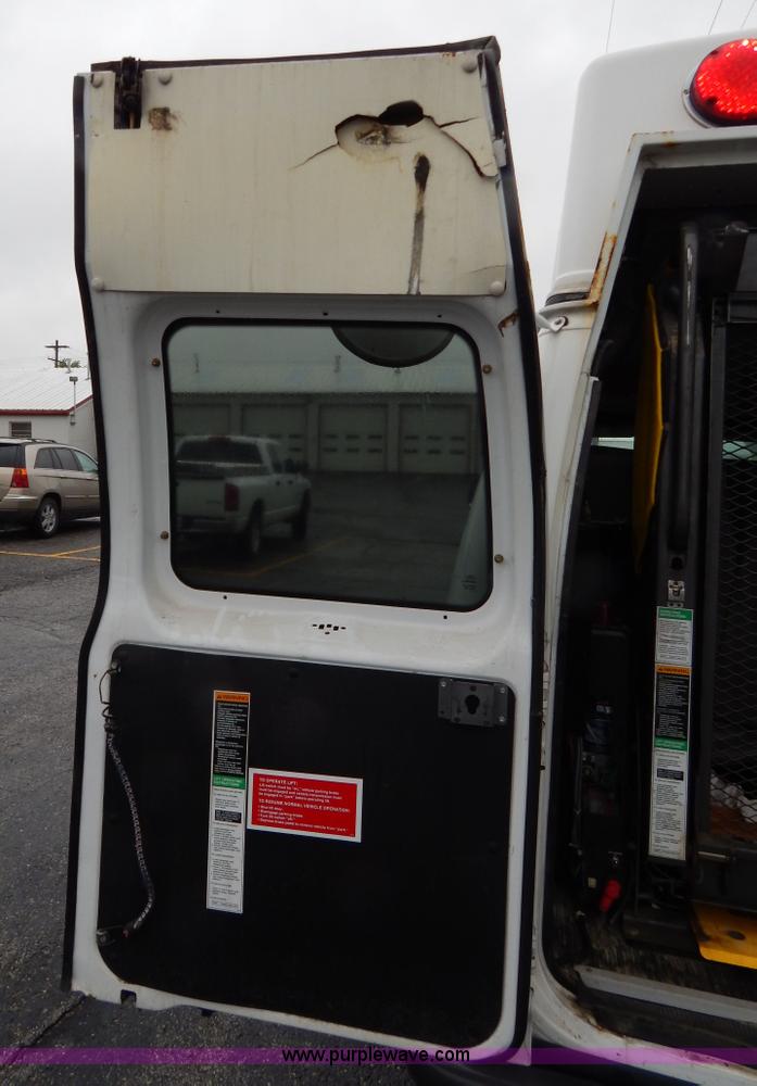 image for item I4689 2005 Ford E350 van