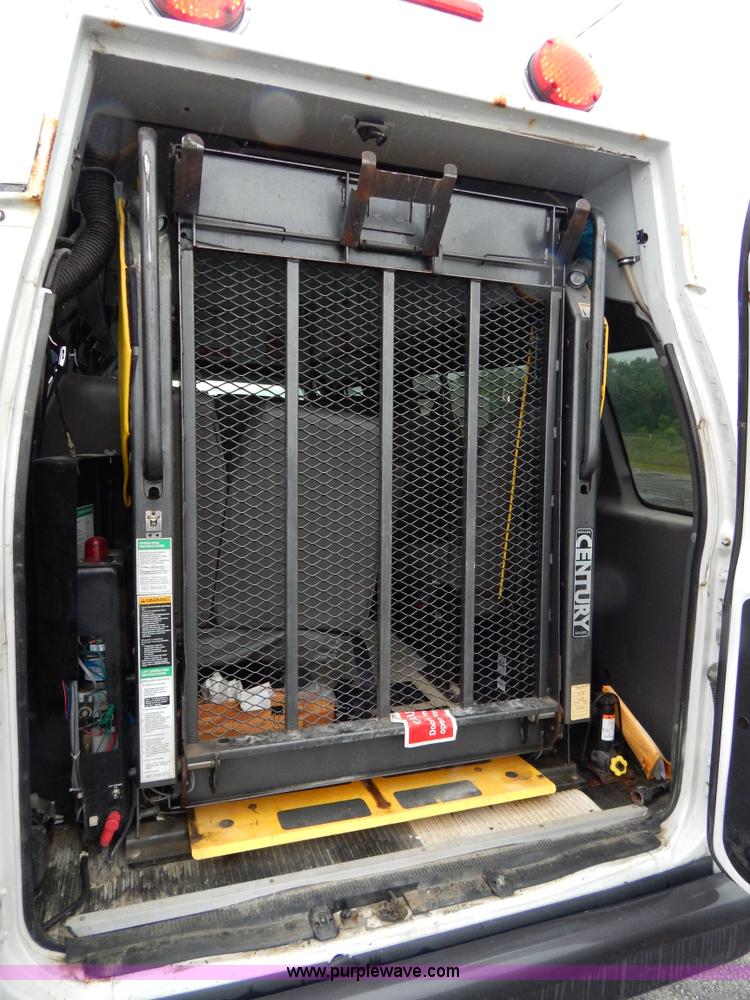 image for item I4689 2005 Ford E350 van