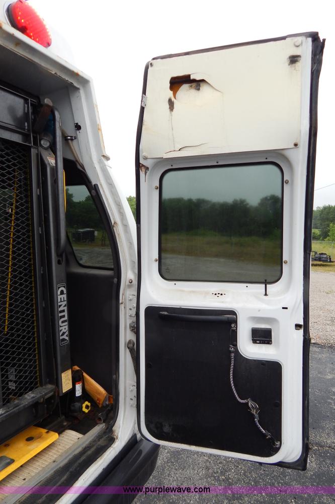 image for item I4689 2005 Ford E350 van