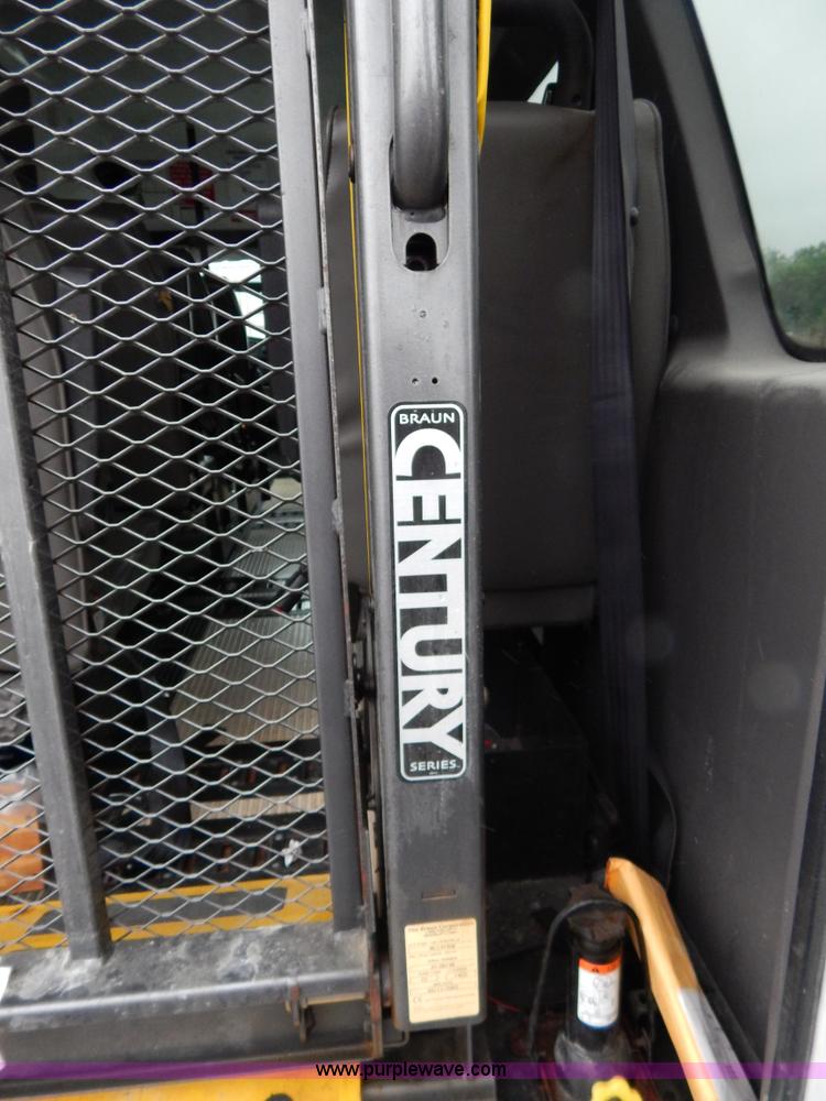 image for item I4689 2005 Ford E350 van