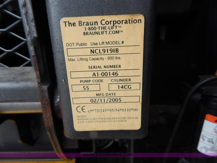 image for item I4689 2005 Ford E350 van