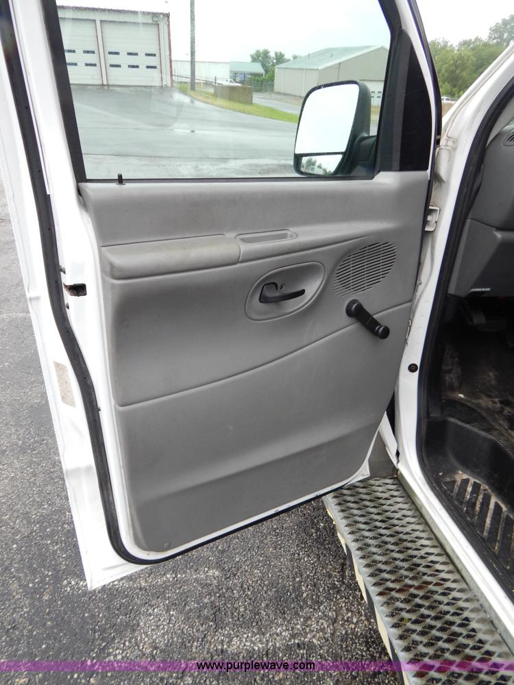 image for item I4689 2005 Ford E350 van