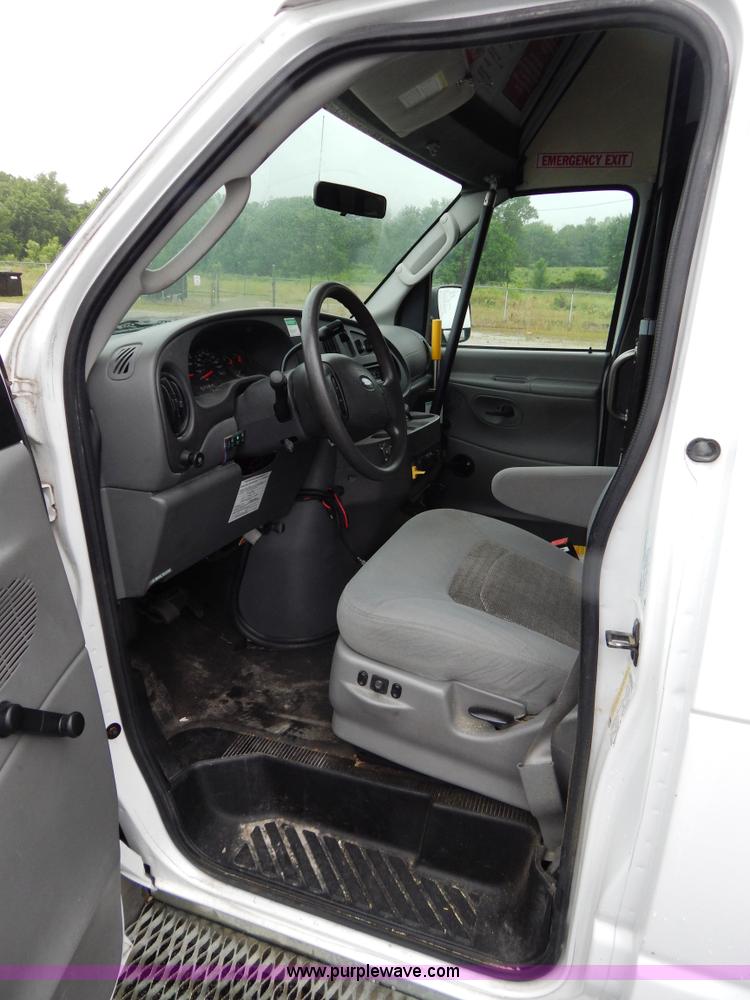 image for item I4689 2005 Ford E350 van