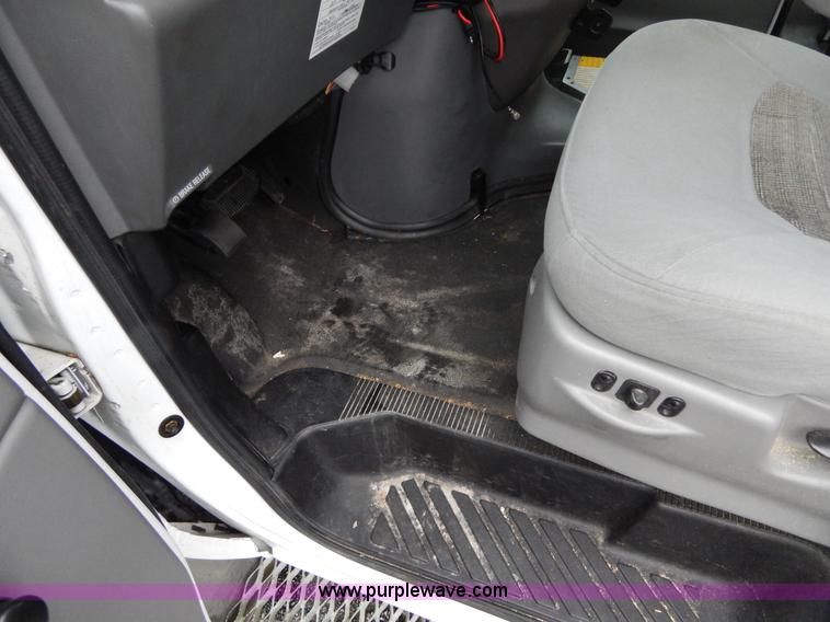image for item I4689 2005 Ford E350 van