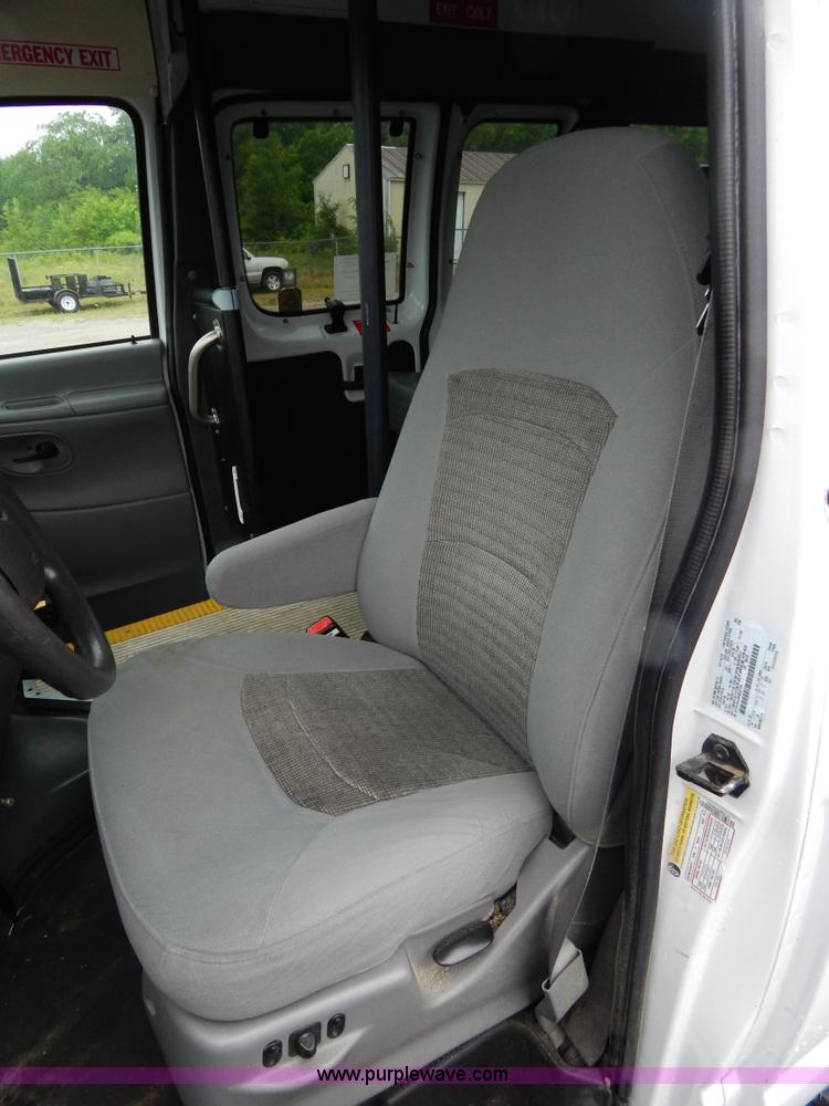 image for item I4689 2005 Ford E350 van