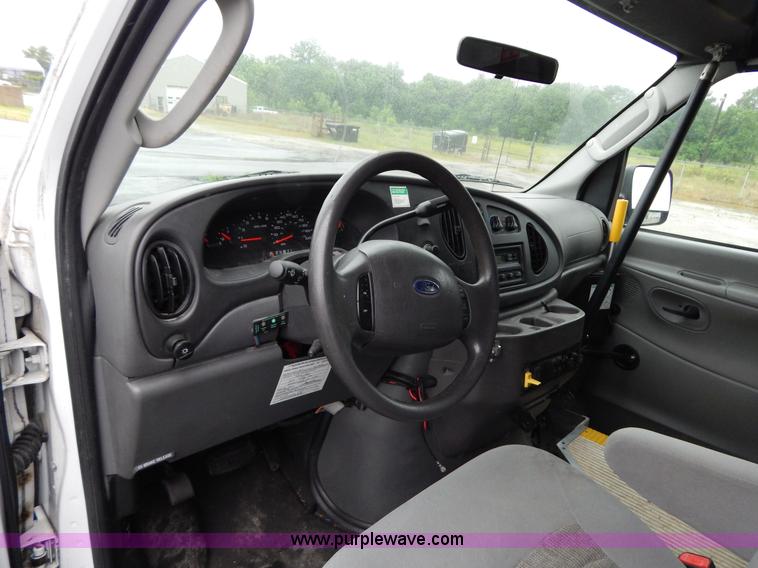 image for item I4689 2005 Ford E350 van