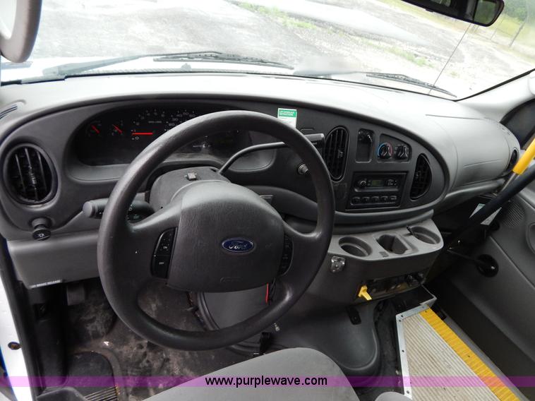 image for item I4689 2005 Ford E350 van