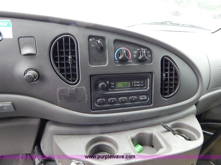 image for item I4689 2005 Ford E350 van