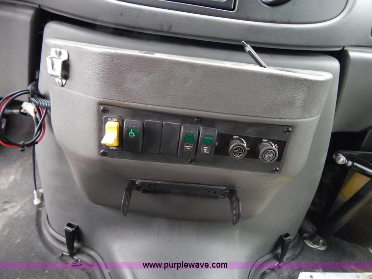 image for item I4689 2005 Ford E350 van