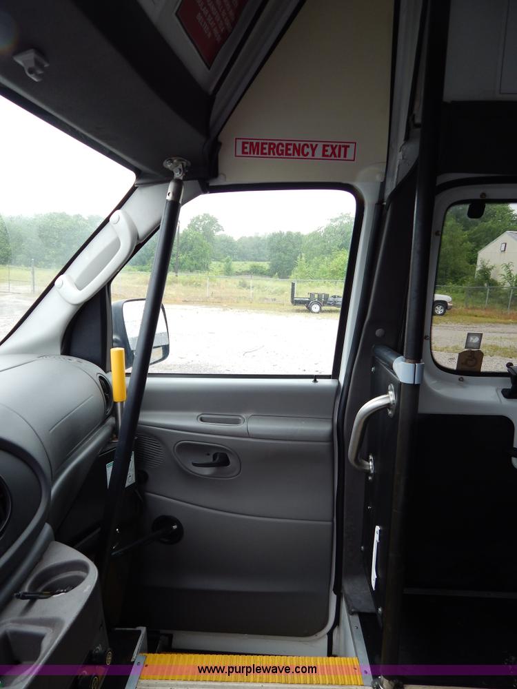image for item I4689 2005 Ford E350 van