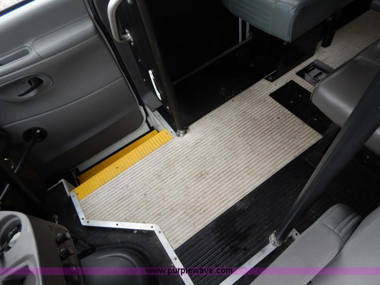 image for item I4689 2005 Ford E350 van