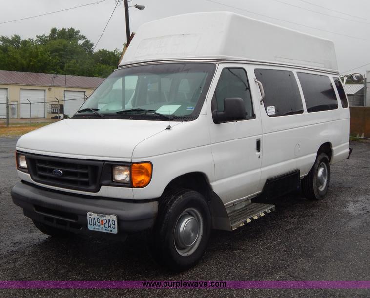 image for item I4691 2005 Ford E350 van
