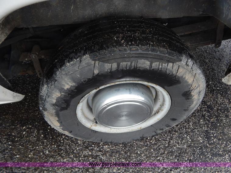 image for item I4691 2005 Ford E350 van